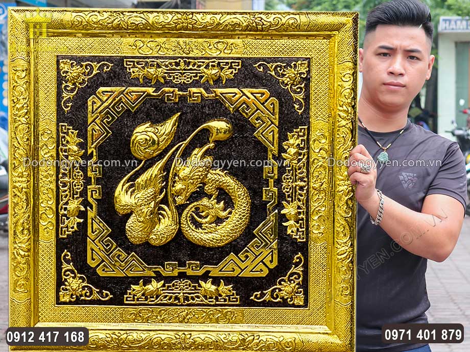 H&igrave;nh ảnh Long Phụng được chạm th&uacute;c sinh động, h&agrave;i h&ograve;a ở trung t&acirc;m bức tranh